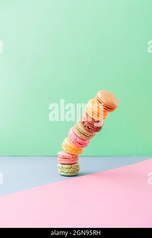 Studioaufnahme eines Stapels pastellfarbener Makronen-Kekse, die herunterfallen Stockfoto