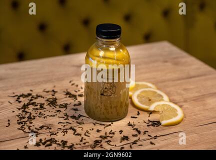 Grüner Matcha-Tee mit Zitrone, chinesischer Tee in einer Flasche Stockfoto