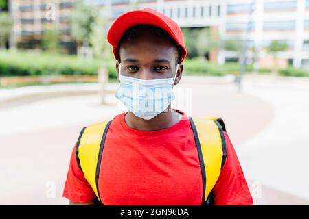Entbindung Mann trägt schützende Gesichtsmaske während Pandemie Stockfoto