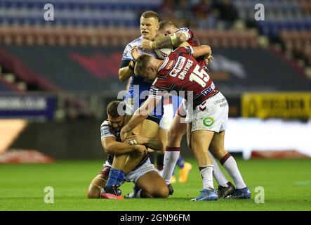 Ash Handley von Leeds Rhinos wird von Oliver Partington von Wigan Warriors (links) und Morgan Smithies während des Abspielspiels der Betfred Super League im DW Stadium, Wigan, angegangen. Bilddatum: Donnerstag, 23. September 2021. Stockfoto