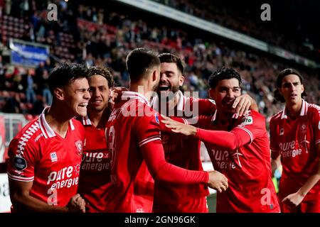 ENSCHEDE, NIEDERLANDE - 23. SEPTEMBER: Ricky van Wolfswinkel vom FC Twente feiert mit seinen Teamkollegen das erste Tor seiner Mannschaft beim niederländischen Eredivisie-Spiel zwischen FC Twente und AZ am 23. September 2021 in der De Grolsch Veste in Enschede, Niederlande (Foto: Peter Lous/Orange Picts) Stockfoto