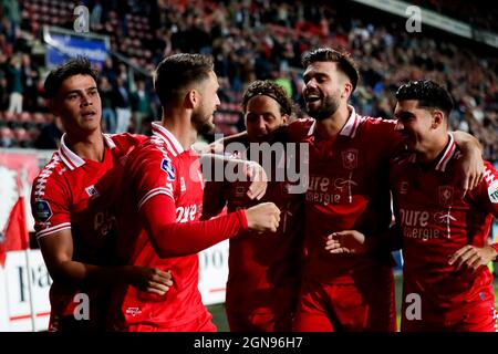 ENSCHEDE, NIEDERLANDE - 23. SEPTEMBER: Ricky van Wolfswinkel vom FC Twente feiert mit seinen Teamkollegen das erste Tor seiner Mannschaft beim niederländischen Eredivisie-Spiel zwischen FC Twente und AZ am 23. September 2021 in der De Grolsch Veste in Enschede, Niederlande (Foto: Peter Lous/Orange Picts) Stockfoto