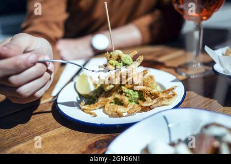 Mittelalter Mann, der im Restaurant gebratene Garnelen hatte Stockfoto