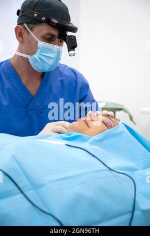 Patientin lag auf einer Bahre in einem OP-Saal Stockfoto