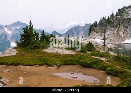 Alpensee, umgeben von Bäumen und Granitfelsen entlang des pct Stockfoto