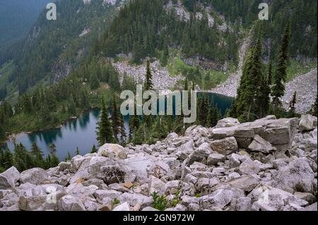 Alpensee, umgeben von Bäumen und Granitfelsen entlang des pct Stockfoto