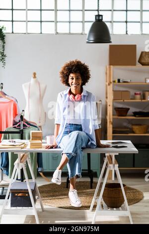 Frau scannt Barcode auf Paket im Studio Stockfoto