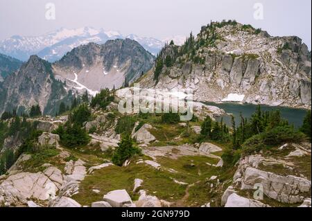 Alpensee, umgeben von Bäumen und Granitfelsen entlang des pct Stockfoto