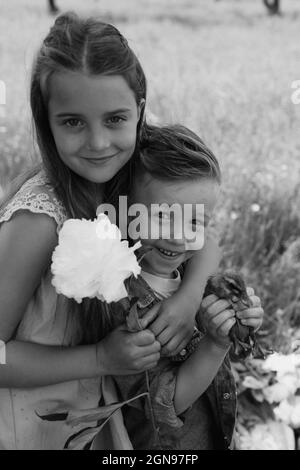 Kleinkind Junge und Mädchen spielen mit den Entchen auf dem Bauernhof Stockfoto