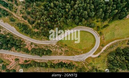 Luftaufnahme der Haarnadelkurve der Bergstraße in den Pyrenäen Stockfoto