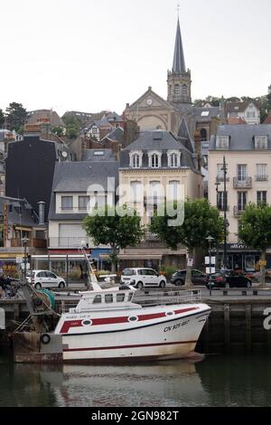 Fischerboot auf dem Ufer des Touques von Trouville sur Mer, Normandie Stockfoto