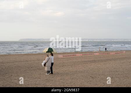 Alte und jüngere Spaziergänge am Trouville Beach, 10. August 2021 Stockfoto