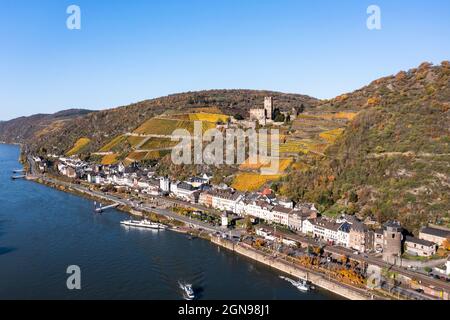 Deutschland, Rheinland-Pfalz, Kaub, Hubschrauberblick über die Stadt am Flussufer im Oberen Mittelrheintal Stockfoto