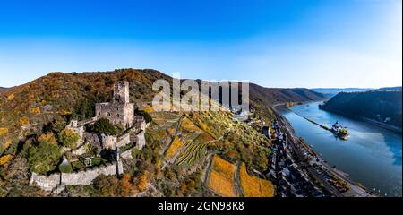Deutschland, Rheinland-Pfalz, Kaub, Hubschrauberblick auf Schloss Gutenfels mit Blick auf die Stadt Stockfoto