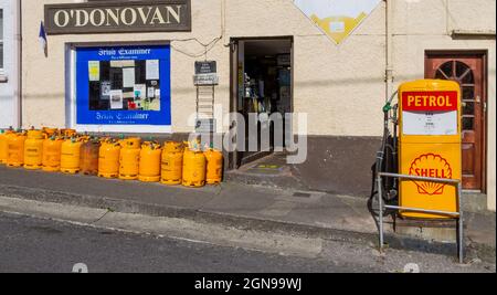 Vintage-Benzinpumpe oder Tankstellepumpe vor dem Irish Village Shop Stockfoto