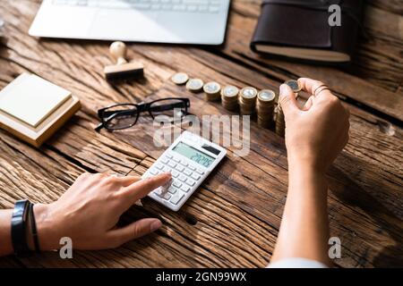 Einkommenssteuer Erhöhen Und Finanzieren. Versicherungsgeld Bezahlen Stockfoto