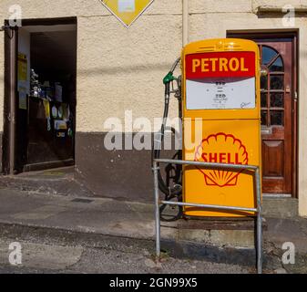 Vintage-Benzinpumpe oder Tankstellepumpe vor dem Irish Village Shop Stockfoto