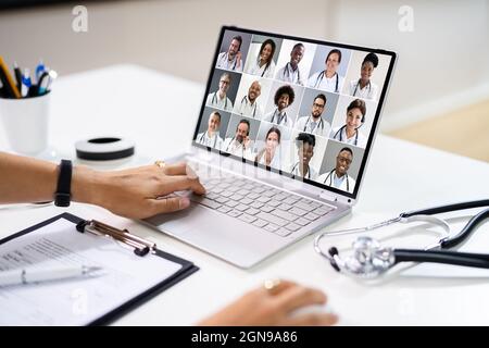 Arzt In Online-Medizinische Video-Konferenz Mit Vielfältigen Team Von Krankenhauspersonal Stockfoto