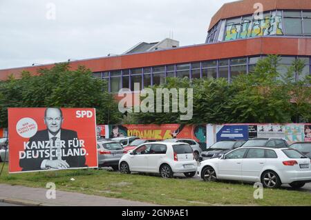 Aktionsplakat von Olaf Scholz in der Landsberger Allee in Friedrichshain, Berlin, Deutschland - 21. September 2021. Stockfoto