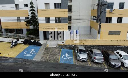 salvador, bahia, brasilien - 23. september 2021: Reservierter Parkplatz für Menschen mit besonderen Bedürfnissen in einer Eigentumswohnung im Cabula-Viertel in der Stockfoto