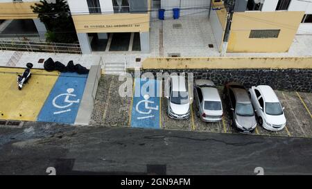 salvador, bahia, brasilien - 23. september 2021: Reservierter Parkplatz für Menschen mit besonderen Bedürfnissen in einer Eigentumswohnung im Cabula-Viertel in der Stockfoto