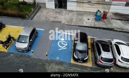 salvador, bahia, brasilien - 23. september 2021: Reservierter Parkplatz für Menschen mit besonderen Bedürfnissen in einer Eigentumswohnung im Cabula-Viertel in der Stockfoto