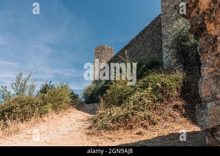 Blick auf einen Teil der Mauern von Monteriggioni. Diese Stadt liegt in der Provinz Siena (Toskana, Italien). Speicherplatz kopieren. Stockfoto