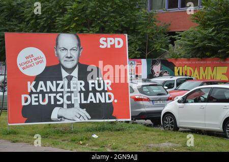 Aktionsplakat von Olaf Scholz in der Landsberger Allee in Friedrichshain, Berlin, Deutschland - 21. September 2021. Stockfoto