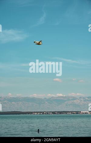 Löschflugzeuge im Einsatz am Strand in zadar. Hochwertige Fotos Stockfoto