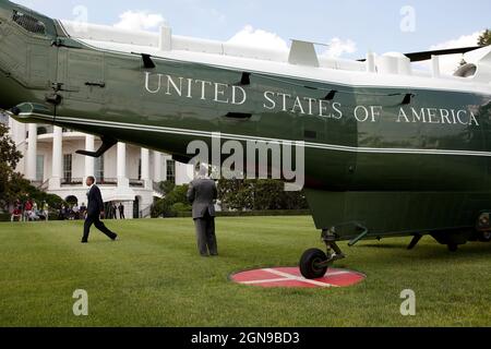 Präsident Barack Obama trifft nach seiner Reise nach Pittsburgh, Pennsylvania, am 2. Juni 2010 auf dem South Lawn des Weißen Hauses ein. (Offizielles Foto des Weißen Hauses von Pete Souza) Dieses offizielle Foto des Weißen Hauses wird nur zur Veröffentlichung durch Nachrichtenorganisationen und/oder zum persönlichen Druck durch die Betreffzeile(en) des Fotos zur Verfügung gestellt. Das Foto darf in keiner Weise manipuliert werden und darf nicht in kommerziellen oder politischen Materialien, Anzeigen, E-Mails, Produkten oder Werbeaktionen verwendet werden, die in irgendeiner Weise die Zustimmung oder Billigung des Präsidenten, der ersten Familie oder des Weißen Hauses nahelege. Stockfoto