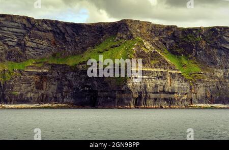 Wunderschöne Seenlandschaft mit Klippen von moher am Atlantischen Ozean und dramatisch bewölktem Himmel darüber Stockfoto