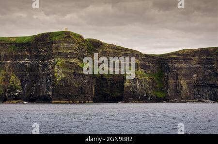 Wunderschöne Seenlandschaft mit Klippen von moher am Atlantischen Ozean und dramatisch bewölktem Himmel darüber Stockfoto