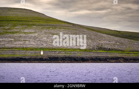 Wunderschöne Seenlandschaft des Black Head Leuchtturms an der Küste des wilden Atlantic Way in Burren, Grafschaft Clare in Irland Stockfoto