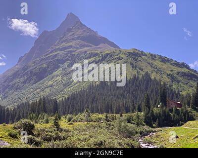 Der majestätische Gipfel mit dem fließenden Fluss und der Konstanzer Hutte schützen in Österreich Stockfoto