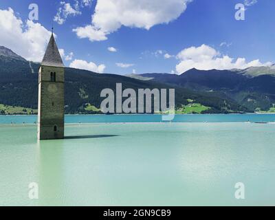 Die untergetauchte Stadt und der einzige Glockenturm, der aus dem See in Italien hervorging Stockfoto