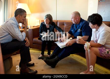 Präsident Barack Obama wird von Carol Browner, Assistentin des Präsidenten für Energie und Klimawandel, National Incident Commander Admiral Thad Allen, von links über die anhaltende Reaktion auf die BP-Ölpest informiert. Und Senior Advisor Valerie Jarrett, an Bord der Air Force One auf dem Weg zur Golfküste, 14. Juni 2010. (Offizielles Foto des Weißen Hauses von Pete Souza) Dieses offizielle Foto des Weißen Hauses wird nur zur Veröffentlichung durch Nachrichtenorganisationen und/oder zum persönlichen Druck durch die Betreffzeile(en) des Fotos zur Verfügung gestellt. Das Foto darf in keiner Weise manipuliert werden und darf nicht von uns sein Stockfoto