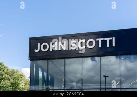 Kirkland, QC, Kanada - 3. September 2021: Nahaufnahme des John Scotti-Schilds am Gebäude in Kirkland, QC, Kanada. Stockfoto