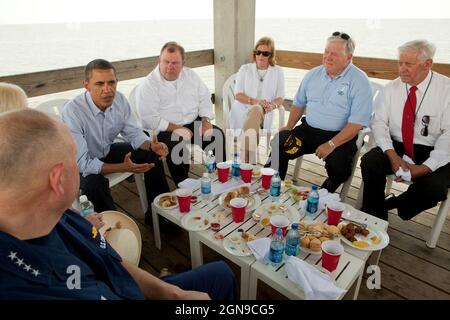 Präsident Barack Obama nimmt an einer Diskussionsrunde und einem Mittagessen mit Anwohnern am Combs Pier in Gulfport, Missouri, am 14. Juni 2010 Teil. Die Teilnehmer, die von links abgebildet sind, sind der Kommandant des National Incident Admiral Thad Allen, die Mitinhaberin des Hotels, Missy Bennett, der Restaurantbesitzer Scott Weinberg, Marsha Barbour, Mississippi Gov. Haley Barbour und der Bürgermeister von Gulfport, George Schloegel. Dies war die vierte Reise des Präsidenten an die Golfküste, um die anhaltenden Reaktionen auf die BP-Ölpest im Golf von Mexiko zu bewerten. (Offizielles Foto des Weißen Hauses von Pete Souza) Dieses offizielle Foto des Weißen Hauses wird gerade gemacht Stockfoto