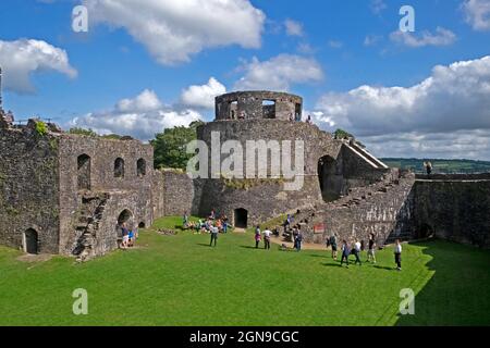 Touristen Besucher Besucher in den Burgmauern von Welsh Dinefwr Castle im Sommer Carmarthenshire Dyfed Wales UK KATHY DEWITT Stockfoto