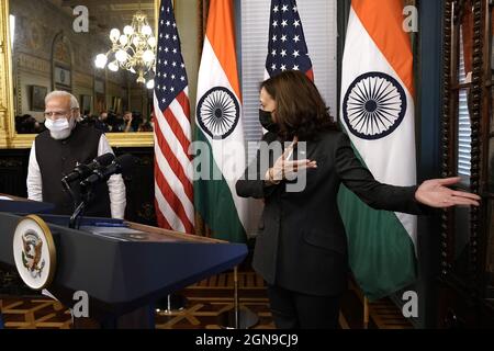 Washington, Usa. September 2021. Die US-Vizepräsidentin Kamala Harris spricht vor ihrem Treffen mit dem indischen Premierminister Narendra Modi im Zeremonialbüro im Weißen Haus am 23. September 2021 mit Medienvertretern. Foto von Yuri Gripas/UPI Credit: UPI/Alamy Live News Stockfoto