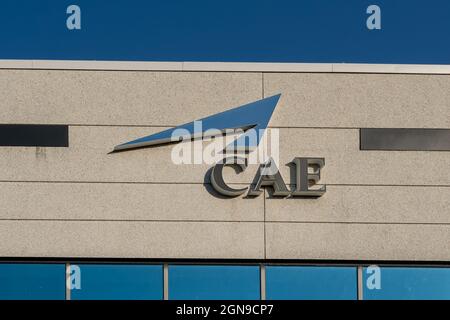 Montreal, QC, Kanada - 4. September 2021: Nahaufnahme des CAE-Zeichens am Hauptsitz in Montreal, QC, Kanada. Stockfoto