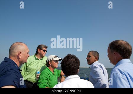 Präsident Barack Obama spricht von links mit National Incident Commander ADM. Thad Allen, Gouverneur Von Alabama Bob Riley, Bürgermeister von Gulf Shores, Robert Craft, Senior Advisor Valerie Jarrett und Jeff Collier, Bürgermeister von Dauphin Island, während sie an Bord der Dauphin Island Ferry nach Fort Morgan, Alabama, fahren, 14. Juni 2010. Dies war die vierte Reise des Präsidenten an die Golfküste, um die anhaltenden Reaktionen auf die BP-Ölpest im Golf von Mexiko zu bewerten. (Offizielles Foto des Weißen Hauses von Pete Souza) Dieses offizielle Foto des Weißen Hauses wird nur zur Veröffentlichung durch Nachrichtenorganisationen und/oder für persönliche Zwecke zur Verfügung gestellt Stockfoto