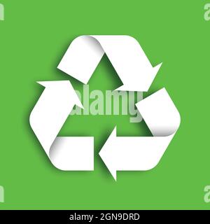 Universal Recycling Symbol. Thema: Geringer oder gar kein Abfall, klare Energie, Schutz natürlicher Ressourcen, Schutz natürlicher Ökosysteme oder ökologische Nachhaltigkeit des Planeten. Weißes 3D-Vektorsymbol auf grünem Hintergrund Stock Vektor