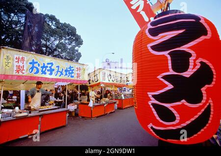 Japan. Tokio. Harajuku. Imbissstände während der Neujahrsfeiern. Stockfoto