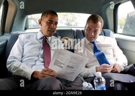 Präsident Barack Obama und der russische Präsident Dmitri Medwedew schauen sich während ihrer Fahrt zum Restaurant in Arlington, Virginia, ein Ray's Hell Burger-Menü an., 24. Juni 2010. (Offizielles Foto des Weißen Hauses von Pete Souza) Dieses offizielle Foto des Weißen Hauses wird nur zur Veröffentlichung durch Nachrichtenorganisationen und/oder zum persönlichen Druck durch die Betreffzeile(en) des Fotos zur Verfügung gestellt. Das Foto darf in keiner Weise manipuliert werden und darf nicht in kommerziellen oder politischen Materialien, Anzeigen, E-Mails, Produkten, Werbeaktionen verwendet werden, die in irgendeiner Weise die Zustimmung oder Billigung des Präsidenten nahelege, Stockfoto