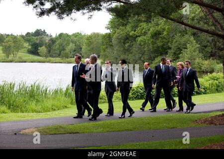 Präsident Barack Obama spricht mit der deutschen Bundeskanzlerin Angela Merkel und dem französischen Präsidenten Nicolas Sarkozy, während sie mit anderen G8-Führern zum Familienfoto gehen, beim G8-Gipfel in Muskoka, Kanada, am 25. Juni 2010. (Offizielles Foto des Weißen Hauses von Pete Souza) Dieses offizielle Foto des Weißen Hauses wird nur zur Veröffentlichung durch Nachrichtenorganisationen und/oder zum persönlichen Druck durch die Betreffzeile(en) des Fotos zur Verfügung gestellt. Das Foto darf in keiner Weise manipuliert werden und darf in keiner Weise in kommerziellen oder politischen Materialien, Werbung, E-Mails, Produkten oder Werbeaktionen verwendet werden Stockfoto