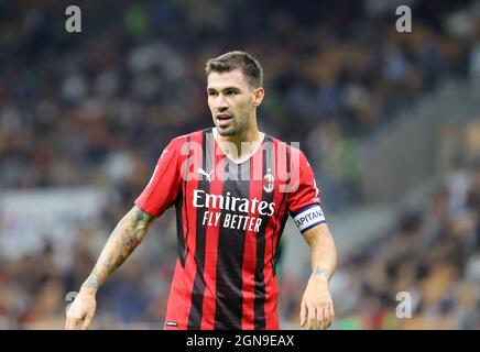 Mailand, Italien. September 2021. Alessio Romagnoli Capitan des AC Mailand während der Serie Ein Spiel zwischen AC Mailand und Venezia FC im Stadio Giuseppe Meazza am 22. September 2021 in Mailand, Italien. Kredit: Christian Santi/Alamy Live Nachrichten Stockfoto