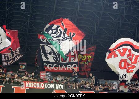 Mailand, Italien. September 2021. Die Fans von AC Mailand Tor in der Serie Ein Spiel zwischen AC Mailand und dem FC Venezia im Stadio Giuseppe Meazza am 22. September 2021 in Mailand, Italien. Kredit: Christian Santi/Alamy Live Nachrichten Stockfoto