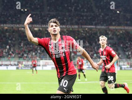 Mailand, Italien. September 2021. Brahim Díaz von AC Mailand feiert nach dem Tor zum Eröffnungstreffer während des Serie-A-Spiels zwischen AC Mailand und dem FC Venezia im Stadio Giuseppe Meazza am 22. September 2021 in Mailand, Italien. Kredit: Christian Santi/Alamy Live Nachrichten Stockfoto