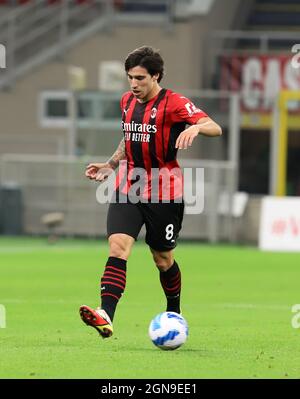 Mailand, Italien. September 2021. Sandro Tonali vom AC Mailand in Aktion während der Serie Ein Spiel zwischen AC Mailand und FC Venezia im Stadio Giuseppe Meazza am 22. September 2021 in Mailand, Italien. Kredit: Christian Santi/Alamy Live Nachrichten Stockfoto